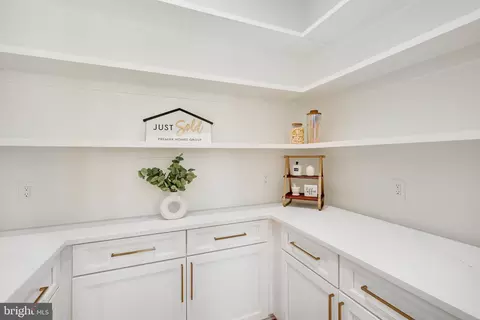 Entry Way - 725 Lawton St, Mclean, VA 22101 photo 12 of 27