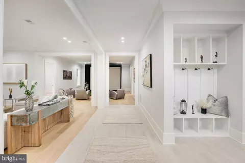 Entry Way - 725 Lawton St, Mclean, VA 22101 photo 25 of 27
