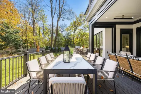 Exterior - 725 Lawton St, Mclean, VA 22101 photo 6 of 20
