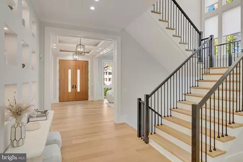 Entry Way - 725 Lawton St, Mclean, VA 22101 photo 2 of 27