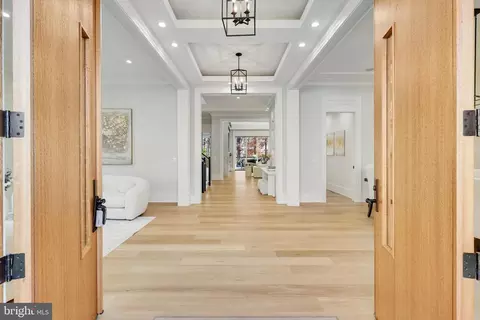 Entry Way - 725 Lawton St, Mclean, VA 22101 photo 5 of 27