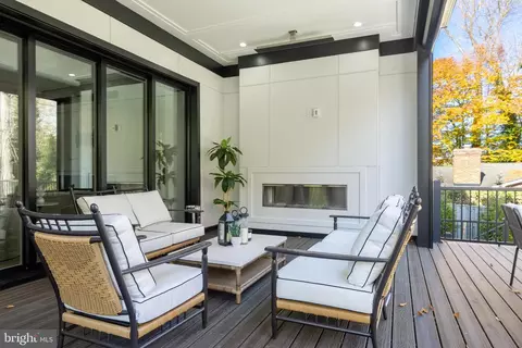 Exterior - 725 Lawton St, Mclean, VA 22101 photo 10 of 20