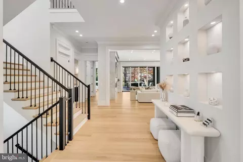 Entry Way - 725 Lawton St, Mclean, VA 22101 photo 10 of 27