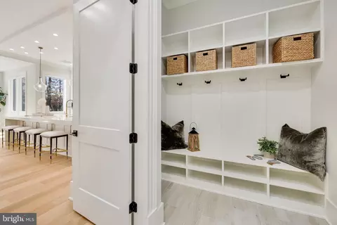 Entry Way - 725 Lawton St, Mclean, VA 22101 photo 14 of 27