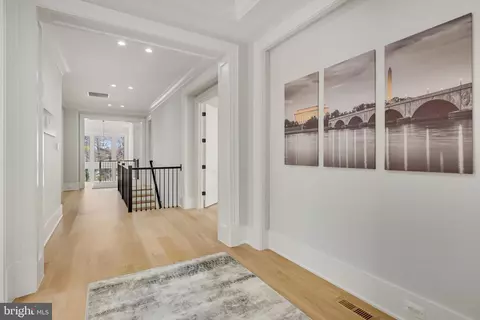 Entry Way - 725 Lawton St, Mclean, VA 22101 photo 21 of 27