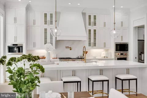 Kitchen - 725 Lawton St, Mclean, VA 22101 photo 4 of 9