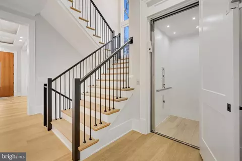 Entry Way - 725 Lawton St, Mclean, VA 22101 photo 15 of 27