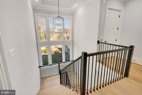 Entry Way - 725 Lawton St, Mclean, VA 22101 photo 18 of 27