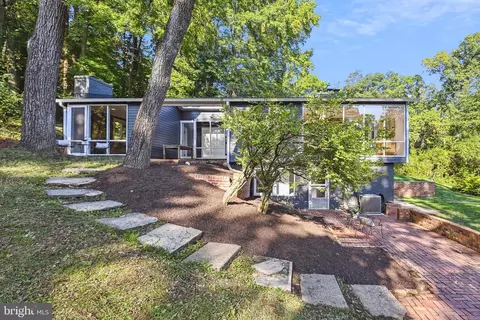 7302 Rippon Rd, Alexandria, VA 22307