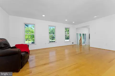 7932 Saint Dennis Dr, Springfield, VA 22153 photo 10