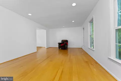 7932 Saint Dennis Dr, Springfield, VA 22153 photo 9