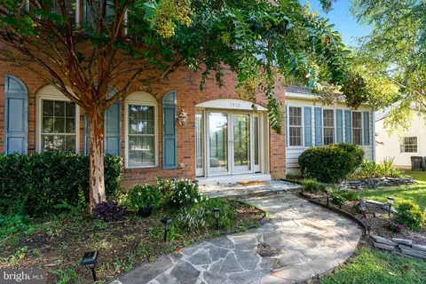 7932 Saint Dennis Dr, Springfield, VA 22153 photo 4