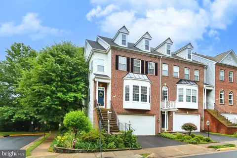 2940 Langdon Gate Dr, Fairfax, VA 22031