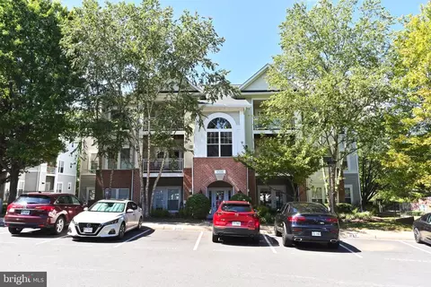 1516 N Point Dr #303, Reston, VA 20194