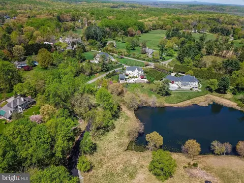 10315 Beach Mill Rd, Great Falls, VA 22066