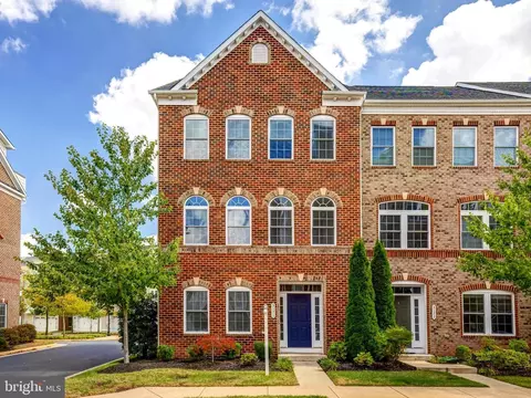 3171 John Glenn St, Herndon, VA 20171