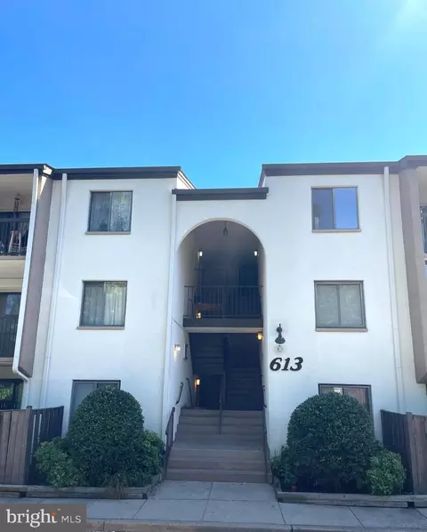 613 Center St #102, Herndon, VA 20170