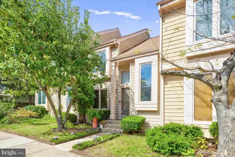 1039 Elder Ct, Herndon, VA 20170