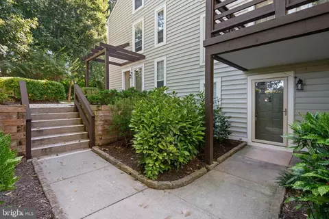 10190 Oakton Terrace Rd #10190, Oakton, VA 22124