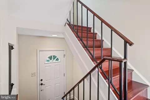 2366 Hunters Square Ct, Reston, VA 20191 photo 2