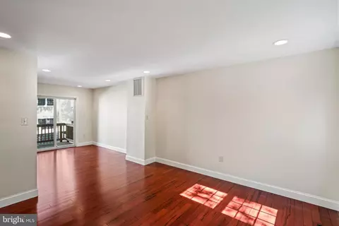 2366 Hunters Square Ct, Reston, VA 20191 photo 3
