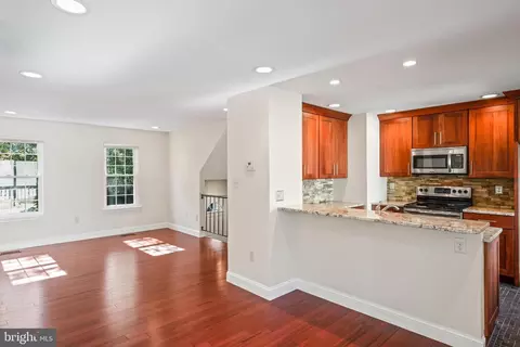 2366 Hunters Square Ct, Reston, VA 20191 photo 7