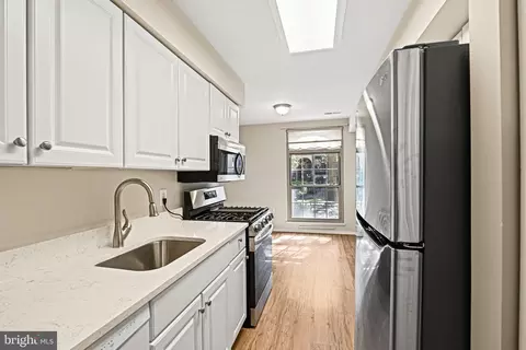 3360 Woodburn Rd #13, Annandale, VA 22003