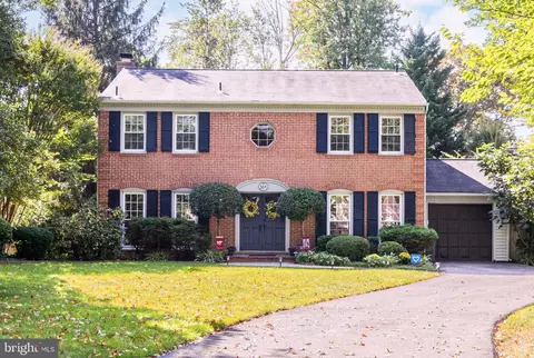 504 Woodland Ct NW, Vienna, VA 22180