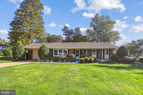 5810 Helmsdale Ln, Alexandria, VA 22315