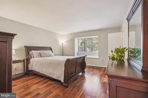 1672 Parkcrest Cir #200, Reston, VA 20190