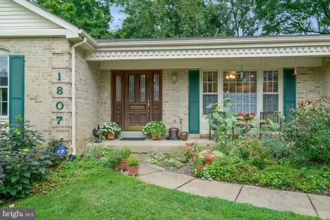 1807 Mason Hill Dr, Alexandria, VA 22307