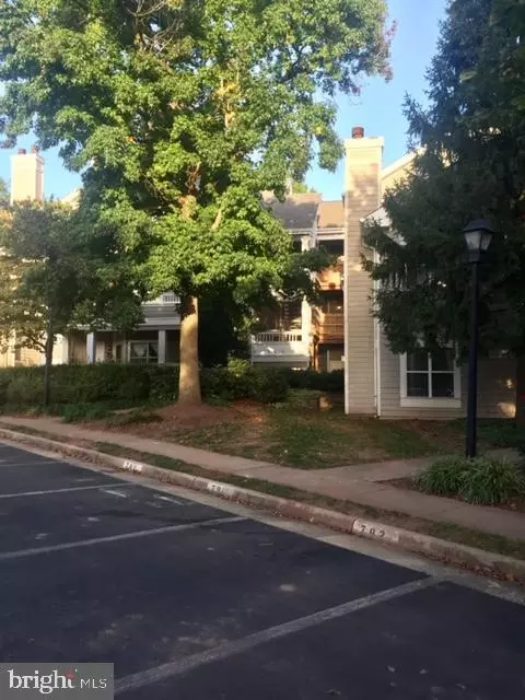 6005 Rosebud Ln #103, Centreville, VA 20121