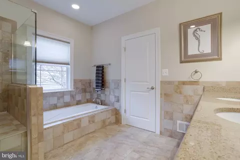 8126 Drayton Ln, Springfield, VA 22151 photo 6
