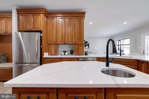 8126 Drayton Ln, Springfield, VA 22151 photo 4