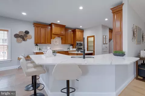8126 Drayton Ln, Springfield, VA 22151 photo 3
