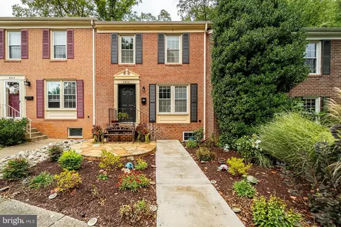2410 Alsop Ct, Reston, VA 20191