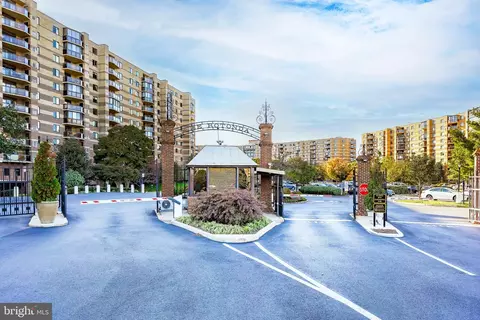 8350 Greensboro Dr #307, Mclean, VA 22102