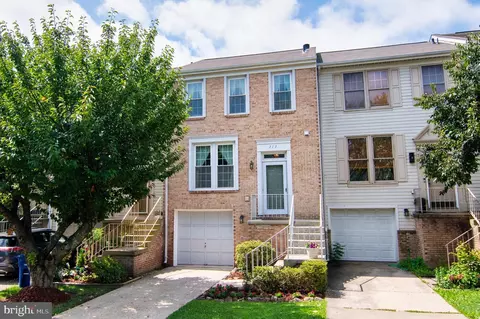 717 Herndon Woods Ct, Herndon, VA 20170