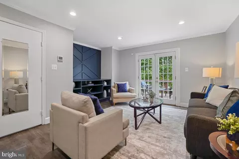 6882 Chasewood Cir, Centreville, VA 20121