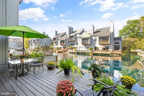 11102 Glade Dr, Reston, VA 20191