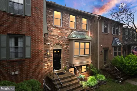 3923 Tallow Tree Pl, Fairfax, VA 22033
