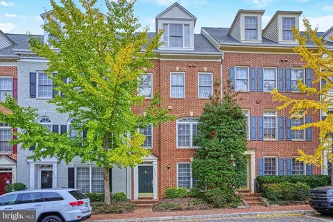 8814 Hunting Lodge Ct, Vienna, VA 22182