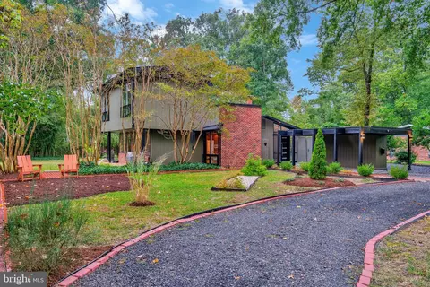 1939 Marthas Rd, Alexandria, VA 22307