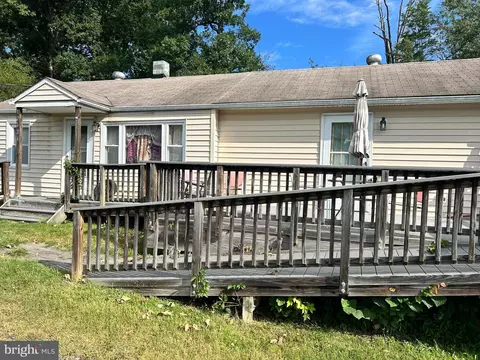 12426 Popes Head Rd, Clifton, VA 20124