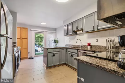 2286 White Cornus Ln, Reston, VA 20191 photo 8
