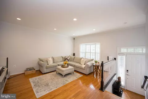 7205 Squirrel Run Ct, Springfield, VA 22152 photo 2