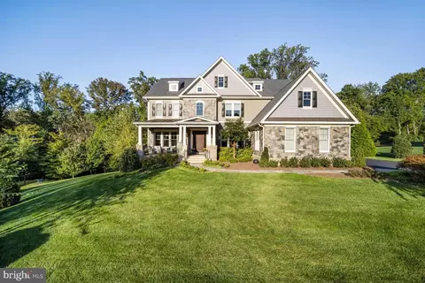 11000 Tradewind Ct, Oakton, VA 22124