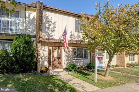1130 Shannon Pl, Herndon, VA 20170