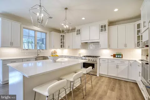 Kitchen - 1826 Dalmation Dr, Mclean, VA 22101 photo 3 of 4
