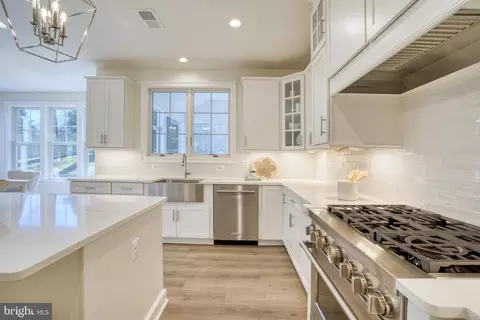 Kitchen - 1826 Dalmation Dr, Mclean, VA 22101 photo 4 of 4